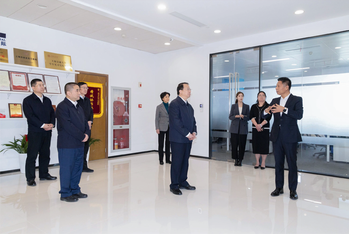 上海市长龚正一行察看AI知名人力资源服务公司九州酷游国际的AI赋能人力资源数据动态分析平台